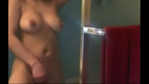 Prima de 18 brincando com a buceta na cam